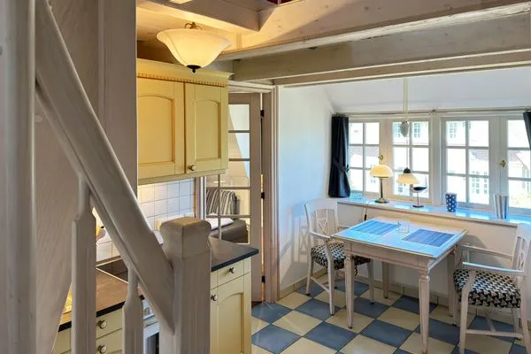 Küche mit Essbereich in der Ferienwohnung Hafis 9 in Nebel auf Amrum  Friesenhof, Hs. Hafis, Whg. 9