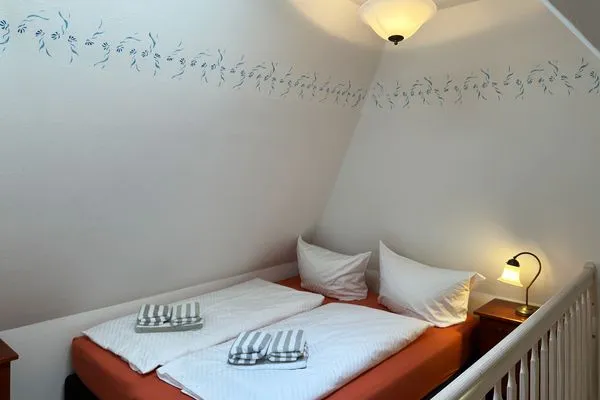 Schlafzimmer in der Ferienwohnung Hafis 9 in Nebel auf Amrum  Friesenhof, Hs. Hafis, Whg. 9