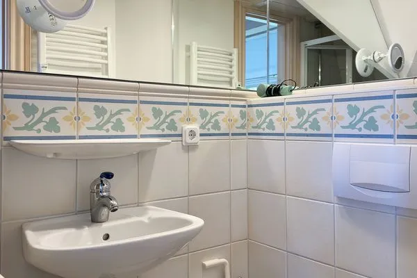 Badezimmer mit Dusche und WC in der Ferienwohnung Hafis 9 in Nebel auf Amrum  Friesenhof, Hs. Hafis, Whg. 9
