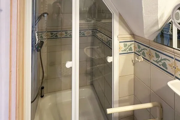 Badezimmer mit Dusche und WC in der Ferienwohnung Hafis 9 in Nebel auf Amrum  Friesenhof, Hs. Hafis, Whg. 9