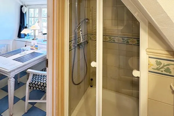 Badezimmer mit Dusche und WC in der Ferienwohnung Hafis 9 in Nebel auf Amrum  Friesenhof, Hs. Hafis, Whg. 9