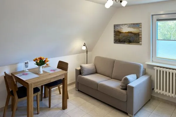 Wohnzimmer mit offener Küche in der Ferienwohnung Üüs Aran 1 in Süddorf auf Amrum Haus *Üüs Aran* Ferienwohnung *Üüs Aran 1*