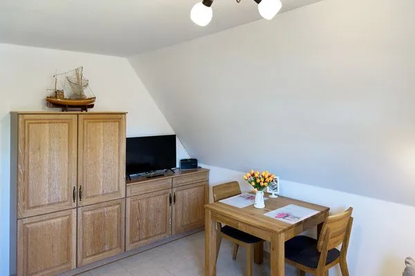 Wohnzimmer mit offener Küche in der Ferienwohnung Üüs Aran 1 in Süddorf auf Amrum Haus *Üüs Aran* Ferienwohnung *Üüs Aran 1*