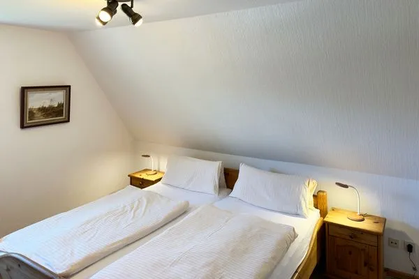 Schlafzimmer in der Ferienwohnung Üüs Aran 1 in Süddorf auf Amrum Haus *Üüs Aran* Ferienwohnung *Üüs Aran 1*