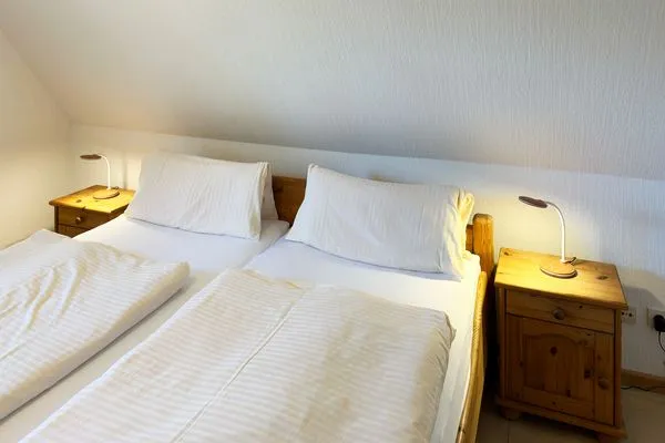 Schlafzimmer in der Ferienwohnung Üüs Aran 1 in Süddorf auf Amrum Haus *Üüs Aran* Ferienwohnung *Üüs Aran 1*