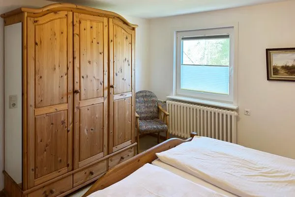 Schlafzimmer in der Ferienwohnung Üüs Aran 1 in Süddorf auf Amrum Haus *Üüs Aran* Ferienwohnung *Üüs Aran 1*