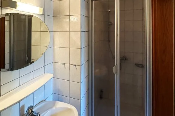Badezimmer in der Ferienwohnung Üüs Aran 1 in Süddorf auf Amrum Haus *Üüs Aran* Ferienwohnung *Üüs Aran 1*
