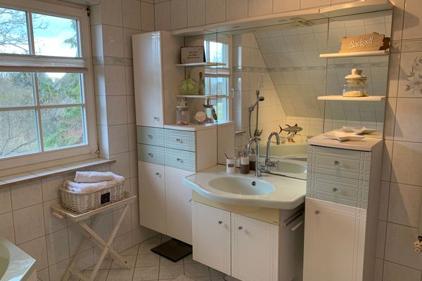 Badezimmer 2 mit Eckbadewanne im OG