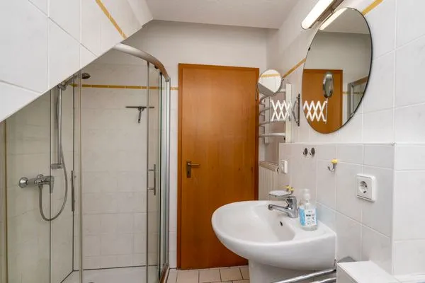Badezimmer mit Dusche Ferienpark Freesenbruch Reihenhaus 8b - Bivalvia