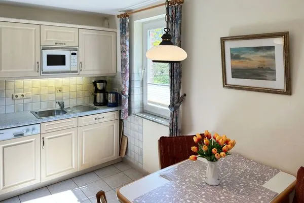 Küche in der Ferienwohnung Üüs Aran 4 in Süddorf auf Amrum Haus *Üüs Aran* Ferienwohnung *Üüs Aran 4*