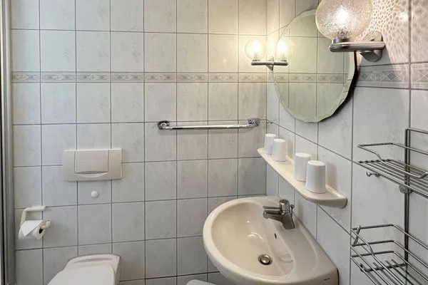 Badezimmer in der Ferienwohnung Üüs Aran 4 in Süddorf auf Amrum Haus *Üüs Aran* Ferienwohnung *Üüs Aran 4*