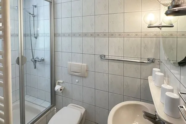 Badezimmer in der Ferienwohnung Üüs Aran 4 in Süddorf auf Amrum Haus *Üüs Aran* Ferienwohnung *Üüs Aran 4*