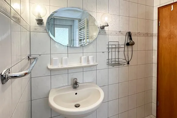 Badezimmer in der Ferienwohnung Üüs Aran 4 in Süddorf auf Amrum Haus *Üüs Aran* Ferienwohnung *Üüs Aran 4*