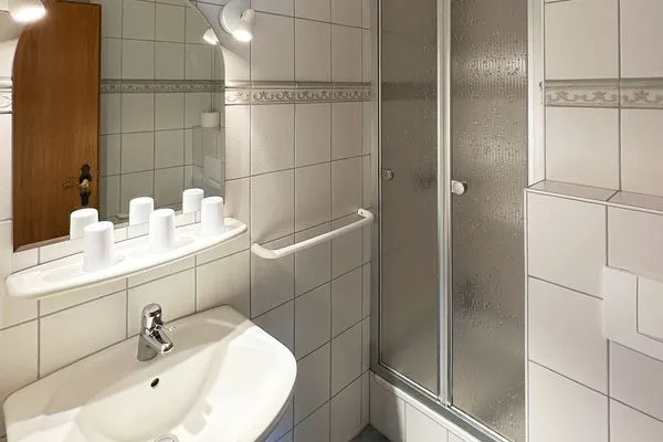 Badezimmer in der Ferienwohnung Üüs Aran 6 in Süddorf auf Amrum Haus *Üüs Aran* Ferienwohnung *Üüs Aran 6*