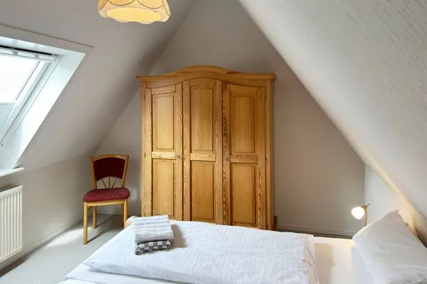 Schlafzimmer in der Ferienwohnung Üüs Aran 6 in Süddorf auf Amrum Haus *Üüs Aran* Ferienwohnung *Üüs Aran 6*