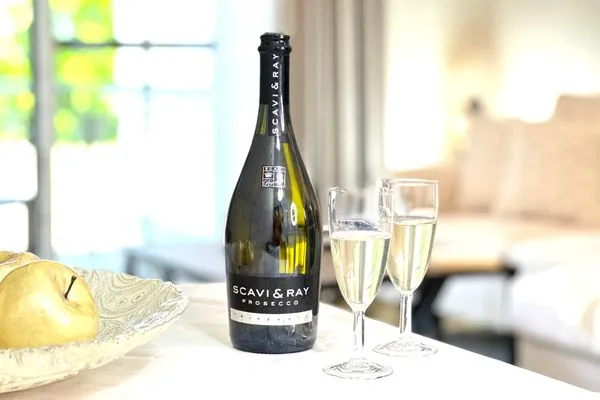 Esstisch mit Dekoration Logierhaus Friedrich WE 6 - "Strandperle"