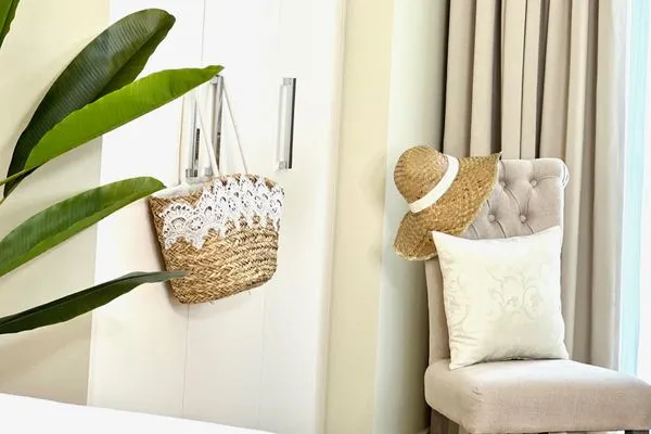 Kleiderschrank und Stuhl Logierhaus Friedrich WE 6 - "Strandperle"