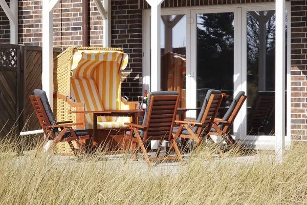 Südterrasse der Ferienwohnung Weiße Düne 4 in Wittdün auf Amrum mit Strandkorb und Gartenmöbeln (Mai - Oktober) Haus *Weiße Düne* Ferienwohnung Weiße Düne 4