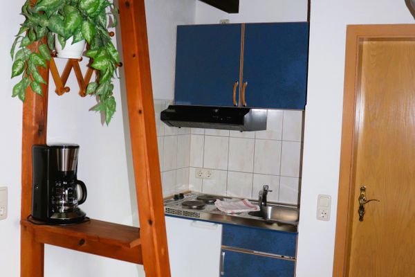 Pension Martens - Mansadenwohnung Wieck - Küche / Küchenzeile