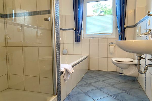 mit Dusche und Badewanne