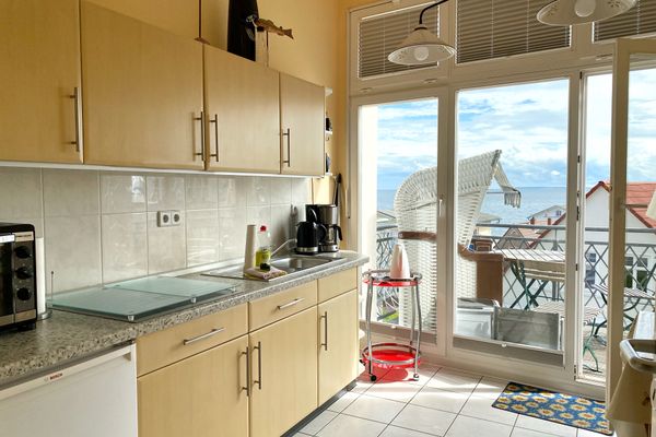 mit Essplatz, Zugang zum Balkon und Osteeblick