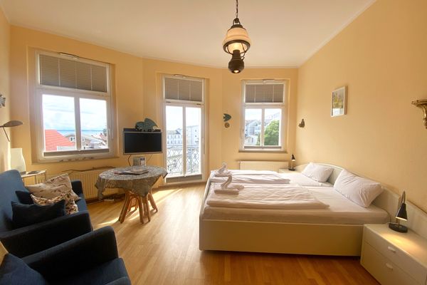 Wohn-Schlafzimmer mit Blick auf die Ostsee