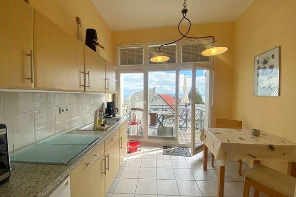 Wohnküche mit Essplatz und Balkon