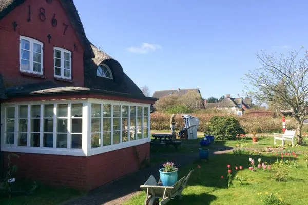 Ferienhaus Sanskiin mit Reetdach und Vorgarten in Süddorf auf Amrum Hüs Sanskiin Ferienwohnung *Fiiwfut*