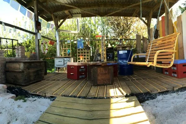 Hängebank in einer dekorativen Gartenlaube am Hüs Sanskiin in Süddorf auf Amrum Hüs Sanskiin Ferienwohnung *Driiwholt*