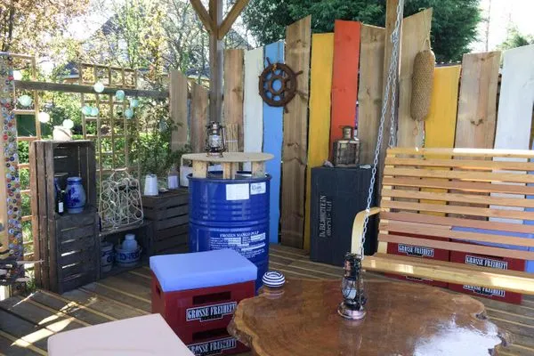 Hängebank in einer dekorativen Gartenlaube am Hüs Sanskiin in Süddorf auf Amrum Hüs Sanskiin Ferienwohnung *Hopelfask*