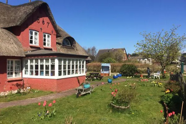 Ferienhaus Sanskiin mit Reetdach und Vorgarten in Süddorf auf Amrum Hüs Sanskiin Ferienwohnung *Goodshenk*