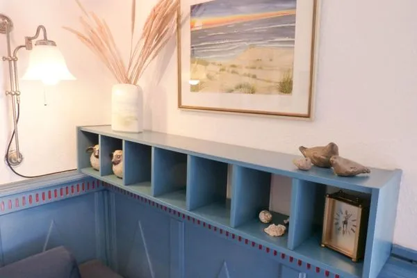 Wohnzimmer mit Flügeltür in den Garten in der Ferienwohnung Reetblick in Norddorf auf Amrum Haus Pesel Ferienwohnung *Reetblick*