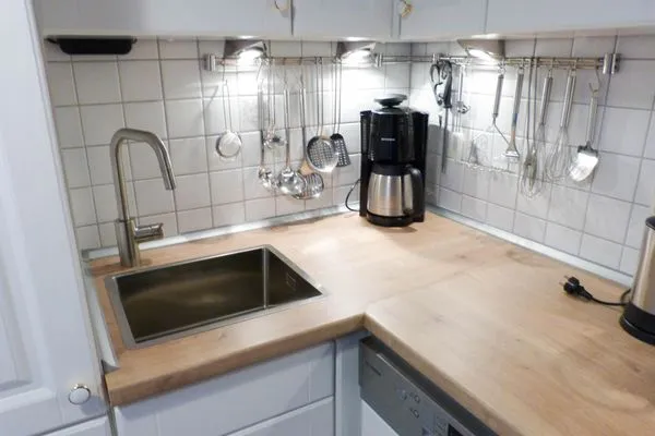 Spüle und Kochutensilien in der Ferienwohnung Reetblick in Norddorf auf Amrum Haus Pesel Ferienwohnung *Reetblick*