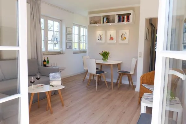 Blick in das Wohnzimmer in der Ferienwohnung Reethuk in Norddorf auf Amrum Haus Pesel Ferienwohnung *Reethuk*