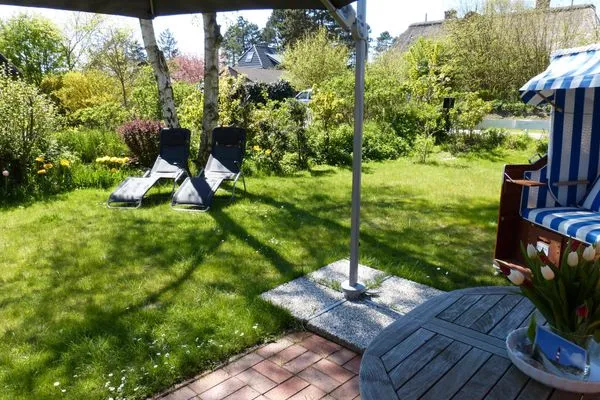 Terrasse mit Sonnenschirm der Ferienwohnung Reethuk in Norddorf auf Amrum Haus Pesel Ferienwohnung *Reethuk*