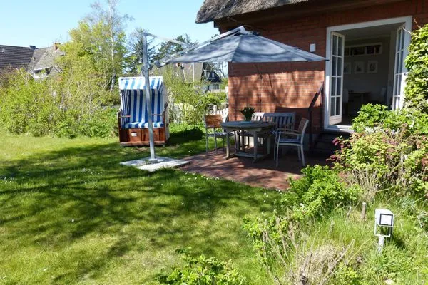 Garten mit Sonnenliegen in der Ferienwohnung Reethuk in Norddorf auf Amrum Haus Pesel Ferienwohnung *Reethuk*