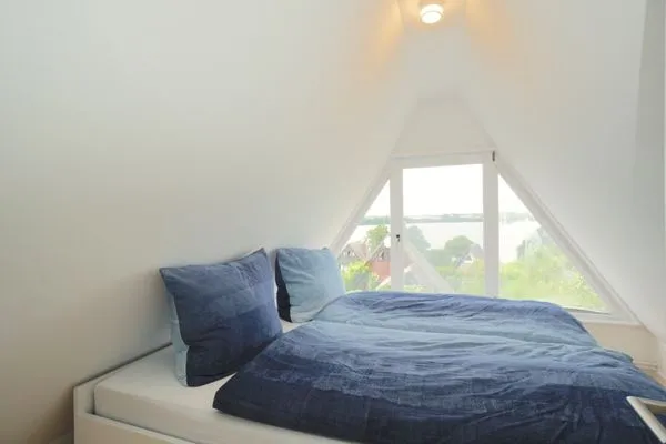 Schlafzimmer  Modernes Nurdachhaus in ruhiger Feriensiedlung direkt am Wittensee mit Seeblick