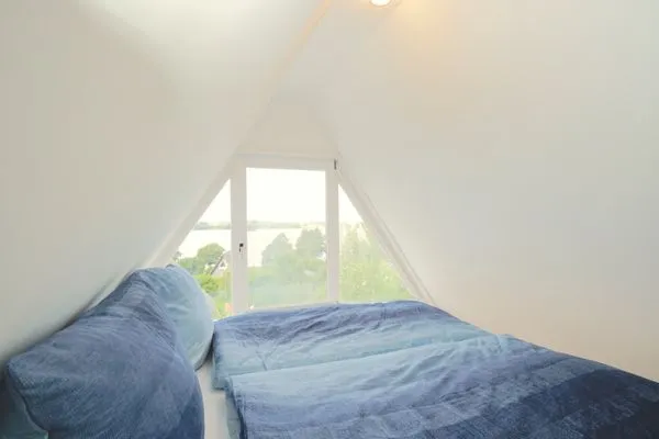 Schlafzimmer  Modernes Nurdachhaus in ruhiger Feriensiedlung direkt am Wittensee mit Seeblick