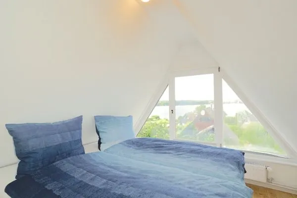 Schlafzimmer  Modernes Nurdachhaus in ruhiger Feriensiedlung direkt am Wittensee mit Seeblick