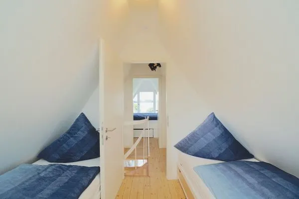 Schlafzimmer  Modernes Nurdachhaus in ruhiger Feriensiedlung direkt am Wittensee mit Seeblick