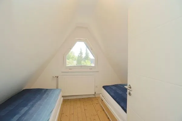 Schlafzimmer  Modernes Nurdachhaus in ruhiger Feriensiedlung direkt am Wittensee mit Seeblick