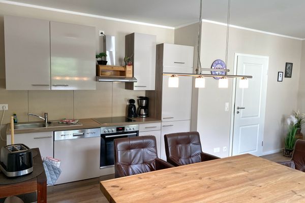 Wohnzimmer mit offener Küche