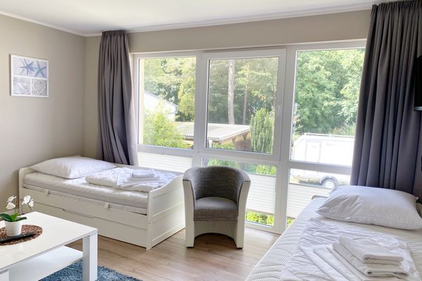 Schlafzimmer 2 mit zwei Einzelbetten, die jeweils noch ein zweites Ausziehbett integrieren