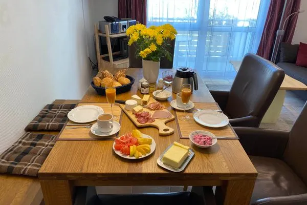 gedeckter Esstisch mit Bestuhlung Residenz am Strand Wohnung 3-50