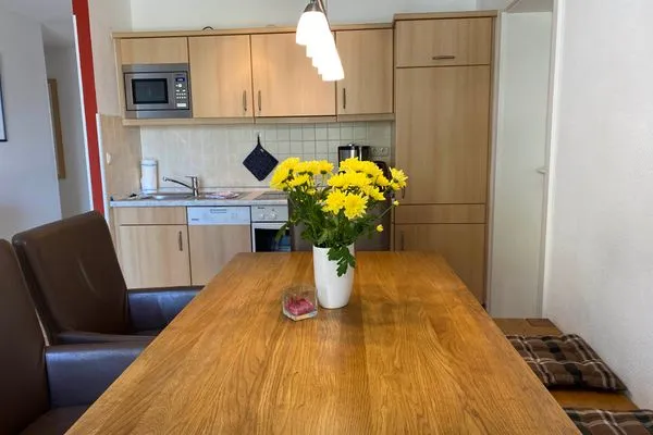 Esstisch mit Blick in die offene Küche Residenz am Strand Wohnung 3-50