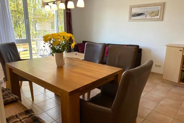 Esstisch und Bestuhlung Residenz am Strand Wohnung 3-50