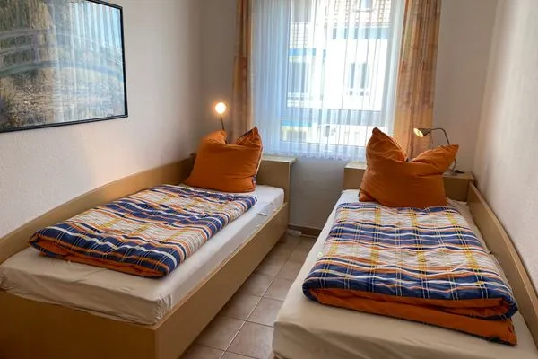 Schlafzimmer mit zwei Einzelbetten Residenz am Strand Wohnung 3-50