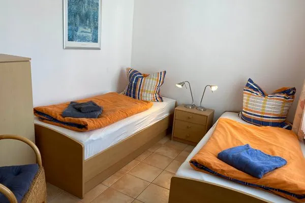 Schlafzimmer mit zwei Einzelbetten Residenz am Strand Wohnung 3-50