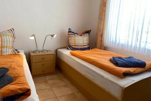 Schlafzimmer mit zwei Einzelbetten Residenz am Strand Wohnung 3-50
