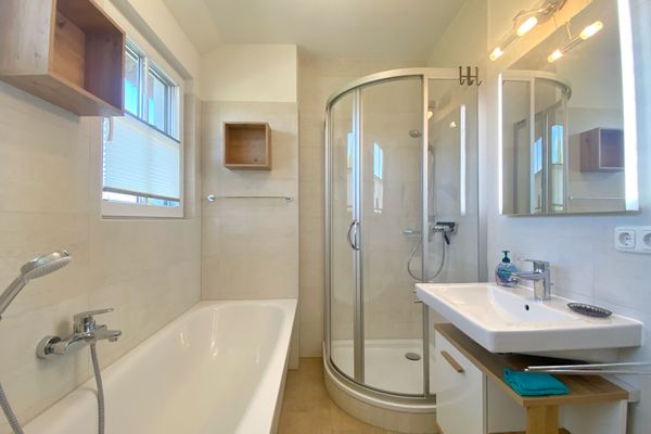 Badezimmer 1 mit Dusche und Badewanne